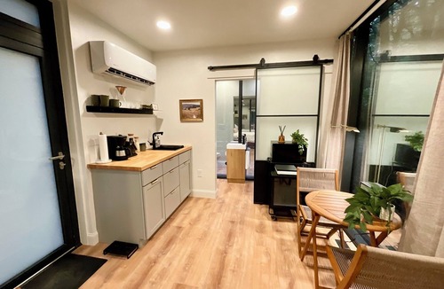 Campton Apartment | “Glass House” #1 - Modern Mirror Home w/Hot-tub