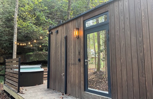 Campton Apartment | “Glass House” #1 - Modern Mirror Home w/Hot-tub