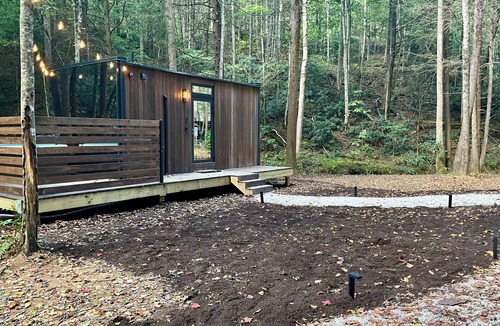 Campton Cabin | “Glass House” #2 - Modern Mirror Home w/Hot-tub