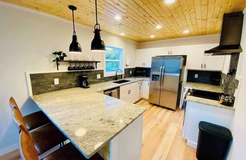 Rogers Cabin | Glencoe | Modern RRG Cabin | Hot Tub | 3 King Beds - Located Just 3 Minutes From the Gorge Underground!