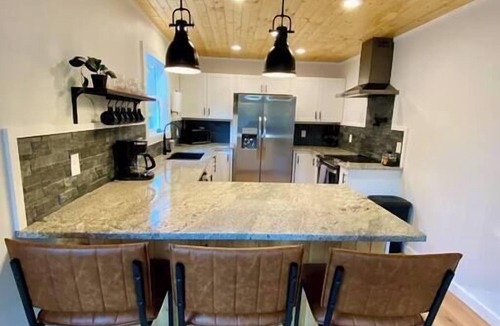 Rogers Cabin | Glencoe | Modern RRG Cabin | Hot Tub | 3 King Beds - Located Just 3 Minutes From the Gorge Underground!