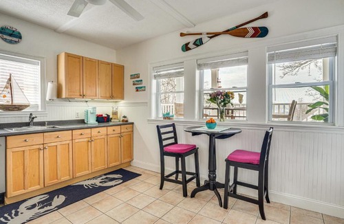 Gloucester Apartment | Gloucester Large 2-Room Studio, Full Kitchen, Deck
