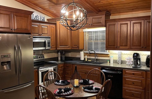 Newland House | Golf course view in NC mountains- near wineries and more!
