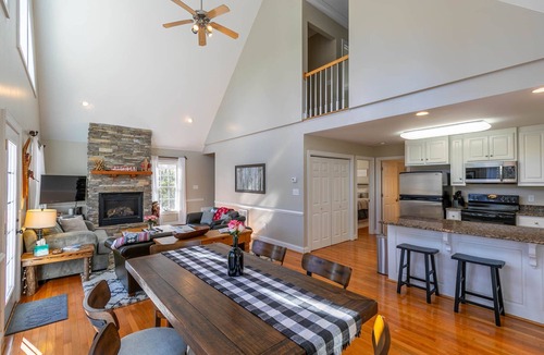 Sugar Mountain House | Gone Ski'Inn - Pet Friendly! Minutes to ski slopes, golf course, tennis, shopping, and more!