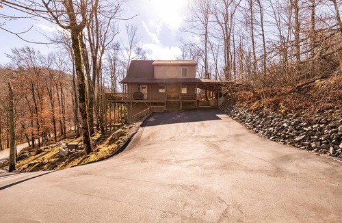 Sugar Mountain House | Gone Ski'Inn - Pet Friendly! Minutes to ski slopes, golf course, tennis, shopping, and more!
