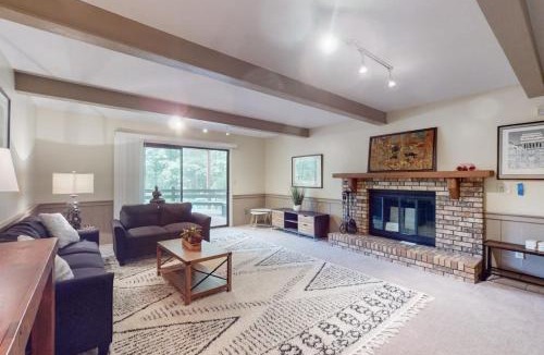 Hendersonville House | Gorgeous Little River Escape