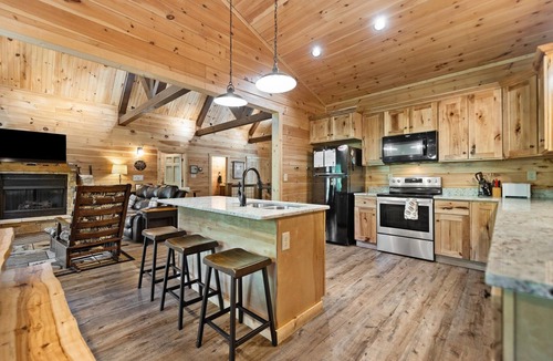 Zoe Cabin | Gorgeous New Large Cabin 5-BD, 4.5-BA, Hot Tub, Pool Table, wet bar, Wi-Fi