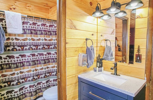 Estes Park Hotel | Gorgeous Riverfront Suite with Views R2