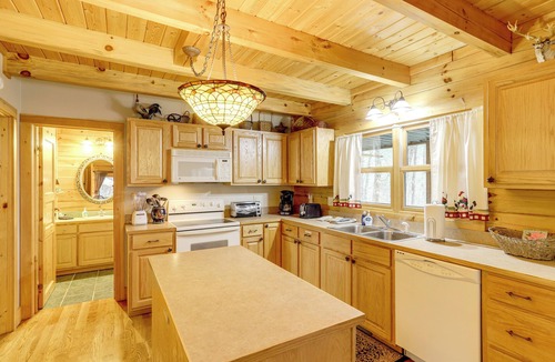 Hidden Lake Cabin | Great for Groups! Quiet Nebo Cabin w/Lake Access