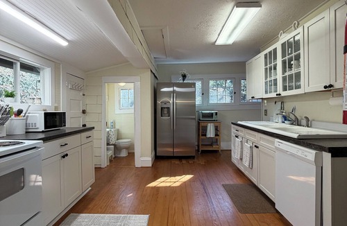 Montreat House | Great house and a porch full of rocking chairs in Montreat close to Lake Susan