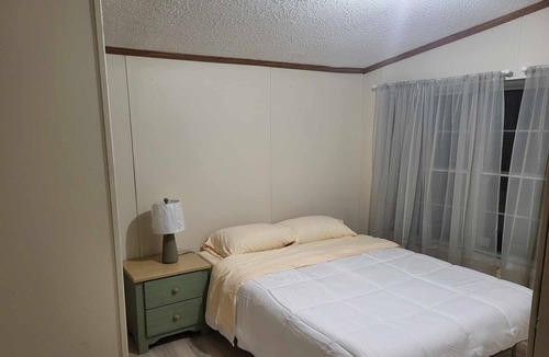 Blue Creek House | Great Location near Shawnee!