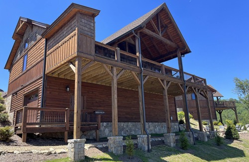 Banner Elk House | Green Valley I in Eagles Nest - Pet Friendly, Stunning long-range views, outdoor kitchen