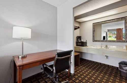 Greeneville Apartment | Greeneville, TN|King Bed|Smoking