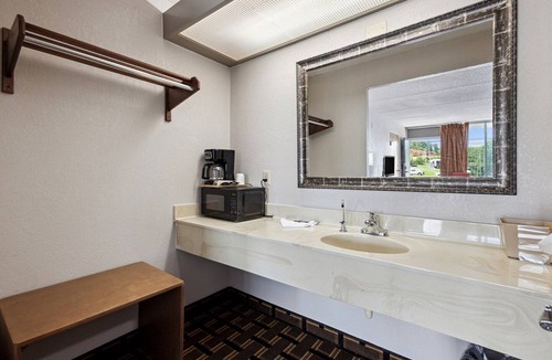 Greeneville Apartment | Greeneville, TN|King Bed|Smoking