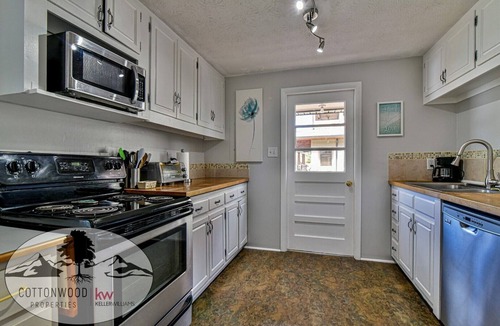 Black Mountain Cottage | Greenway Cottage - In-Town with Creek access