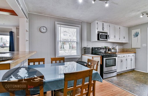 Black Mountain Cottage | Greenway Cottage - In-Town with Creek access