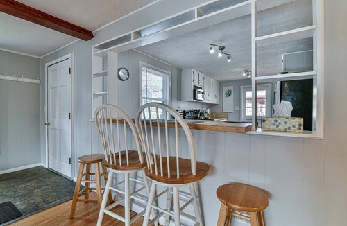 Black Mountain Cottage | Greenway Cottage - In-Town with Creek access