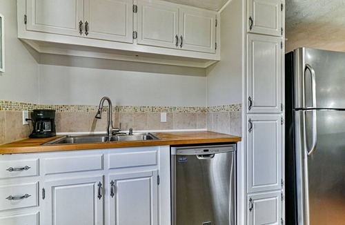 Black Mountain Cottage | Greenway Cottage - In-Town with Creek access