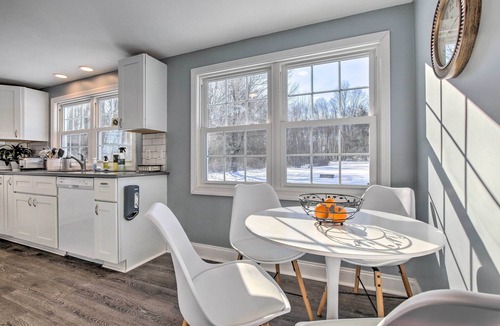 Hampton Hill Historic District Cottage | Hampton 'quiet Corner Cottage' w/Fireplace & Yard
