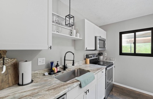 Kenton House | Happy Haven Near Cincinnati & the Ark Fenced Yard