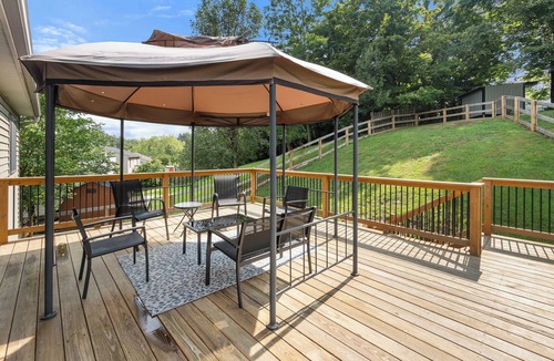 Kenton House | Happy Haven Near Cincinnati & the Ark Fenced Yard