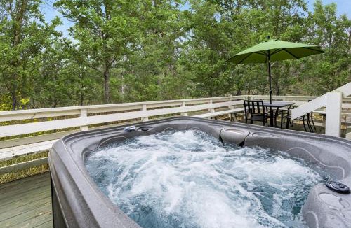 Millville Ski Chalet | Harpers Ferry Cabin Hot Tub, Deck, Fire Pit, WiFI