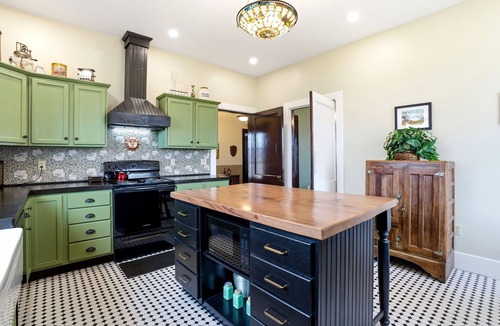 Prospect House | Harris House - Rustic Farmhouse on 200 Acres
