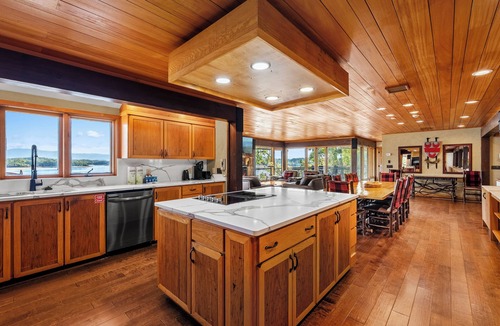 Dandridge House | Hatties Lake Retreat: Beautiful Lakeside Retreat in Dandridge Tennessee.