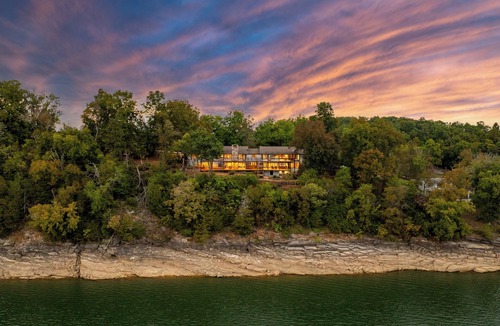 Dandridge House | Hatties Lake Retreat: Beautiful Lakeside Retreat in Dandridge Tennessee.