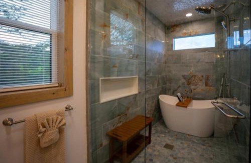 Rogers House | Hazel Hollow Hot Tub W- TV Steam Shower