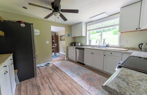 Kirby House | Heart of Hampshire 2GB Fiber, 4 Beds: 2 Kings, Queen, Full, 3 Baths, 2 Kiitchens