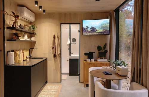 Campton Cabin | Heartleaf X OOD - Modern Mirror Home w/Hot-tub