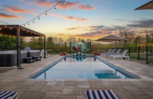 Shelbyville House | Heated Pool~2 hottubs~ Barrel Sauna~Theatre~Arcade~Game Room~PS5 Lounge~ 16 BEDS
