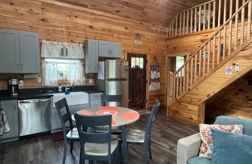 Rogers Cabin | Hemlocks Over Muir-WiFi, Firepit, Hot Tub, located in Muir Valley