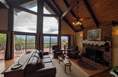 Brevard Cabin | Henry Mt. Hidaway a 5 bedroom cabin w/amazing Mtn. views-Pingpong-secluded
