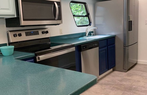 Omaha Boat Rental | Hey Kids! Fun HouseBoat Cabin! Pool 🛟 Hot Tub 💦 Patio 🌳 Cricket Creek Branson