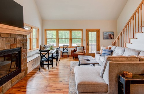 Zionville Cabin | Hibernation Station - Soak in the hot tub, enjoy the long range mtn views!