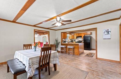 Clay City House | Hidden Treasure- Private Pool, Pond, 1600 Acres
