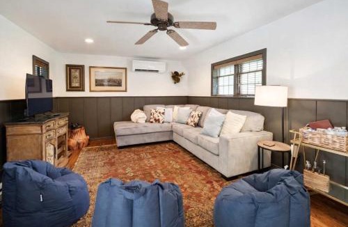 Tynecastle House | Hideaway Cottage Chateau DuMont