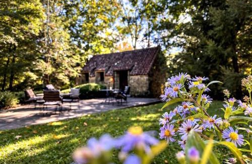 Tynecastle House | Hideaway Cottage Chateau DuMont
