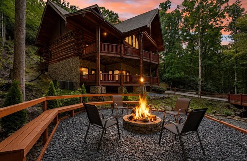 Pittman Center Cabin | Hideaway Lodge with Game Room & Hot Tub