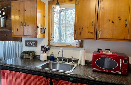 Stanton Cabin | High Rock Hideaway Red River Gorge KY *Couples Cabin* Hot Tub Wifi Pet Friendly