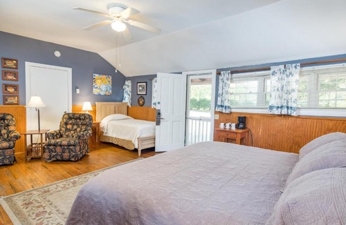 Flat Rock Hotel | Highland Lake Inn & Resort - Flat Rock