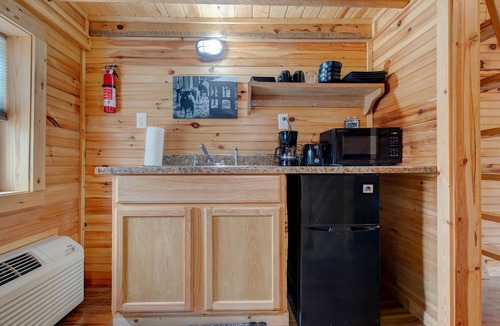 Pine Ridge Cabin | Hikers Retreat Handcrafted Cabin in RRG PET FRIENDLY Fire Pit