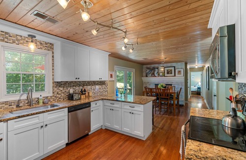 Asheville House | HIKING, Peaceful Retreat 🌿Lovely✨, DECK🍻Fire Pit ,close 2 Ashvl, & Blue Rdg Pkwy