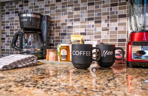 Asheville House | HIKING, Peaceful Retreat 🌿Lovely✨, DECK🍻Fire Pit ,close 2 Ashvl, & Blue Rdg Pkwy