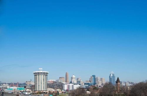 Covington House | Hilltop 3BR for 10, Private Garage, Skyline Views