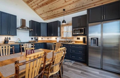 McHenry Cabin | Hilltop Hideaway, Sleeps 7, Hot tub, fire pit, and EV Charger!