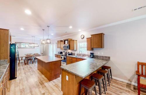 Woodfin House | Hilltop Hideaway