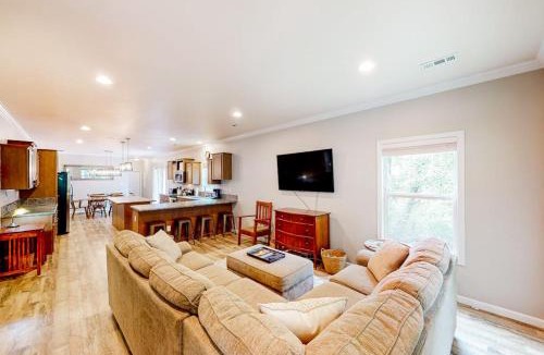 Woodfin House | Hilltop Hideaway